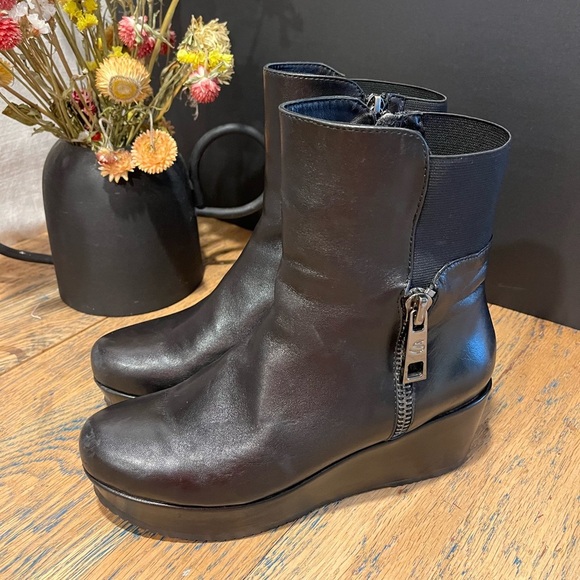 🖤
MASSIMO SANTINI – Black Leather Wedge Ankle Boots – Size 38 - Picture 1 of 10